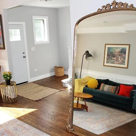 Boutique Garden House Chicago 3-Story Sleeps 12 Villa